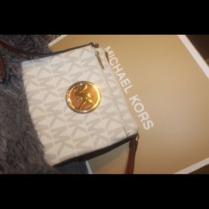 Micheal Kors classic vanilla cross body